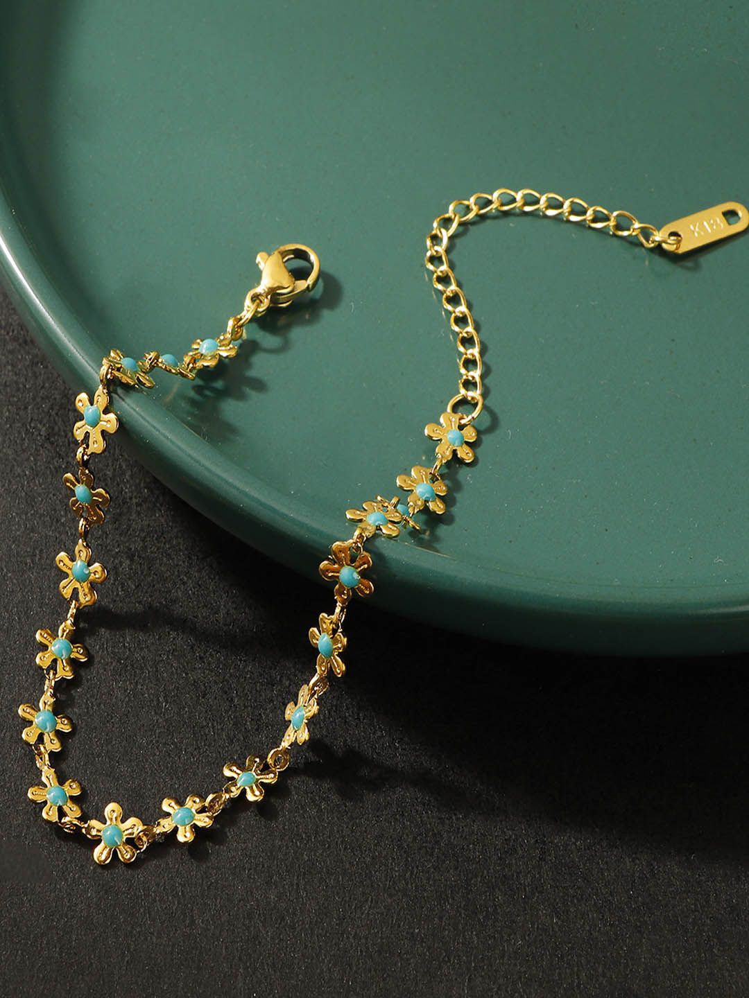 

StyleCast Gold-Toned Elegant Floral Shaped Link Bracelet