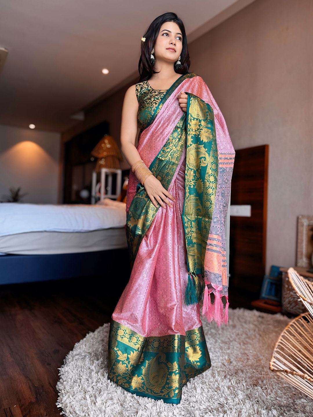 

WINKLECART Woven Design Zari Saree, Peach