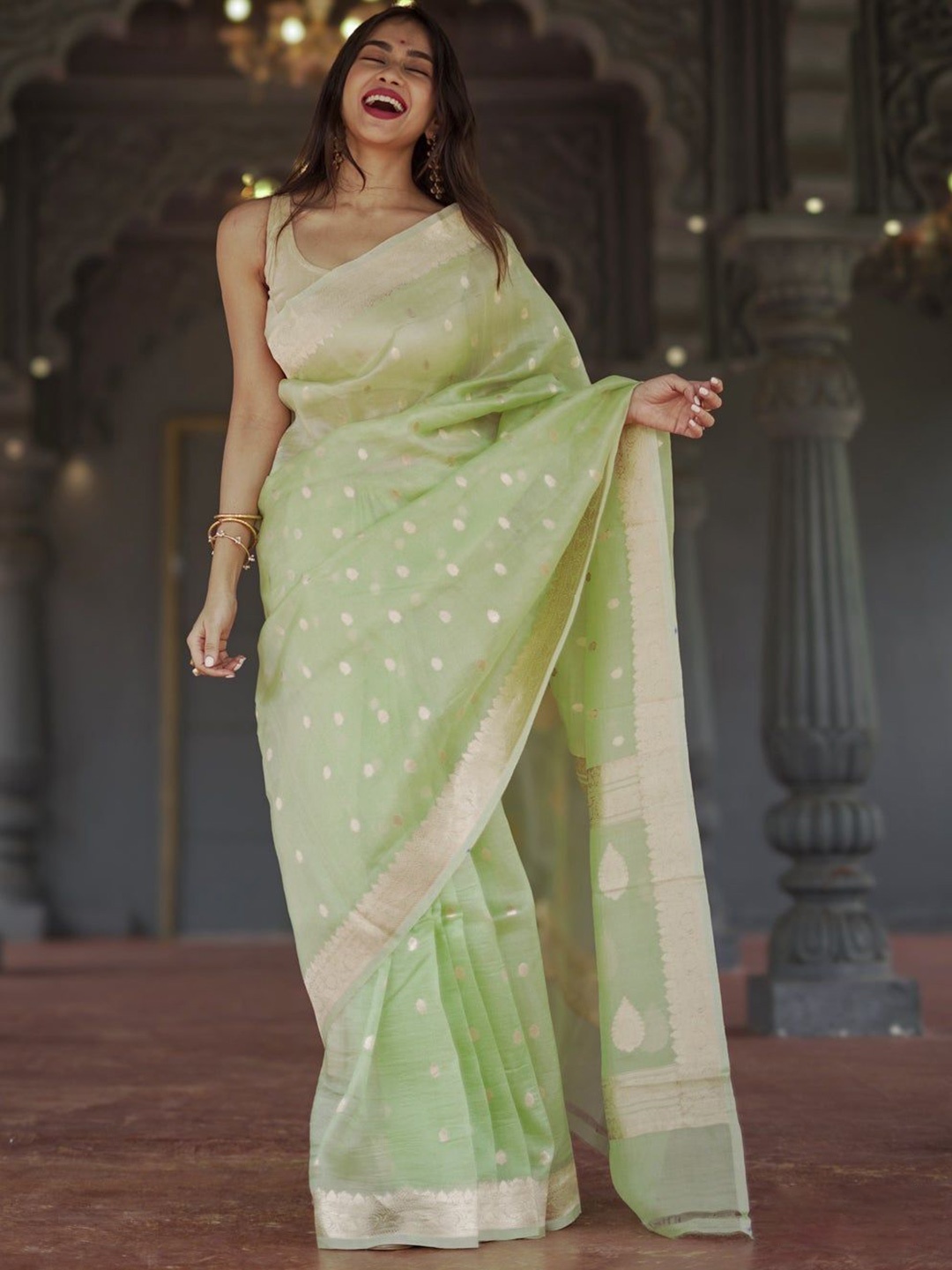 

ZIKARAA Ethnic Motifs Woven Design Zari Pure Silk Saree, Olive