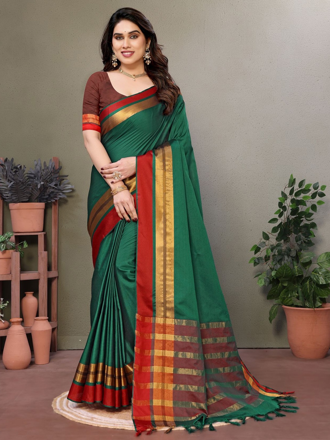 

vj fashion Striped Zari Saree, Green