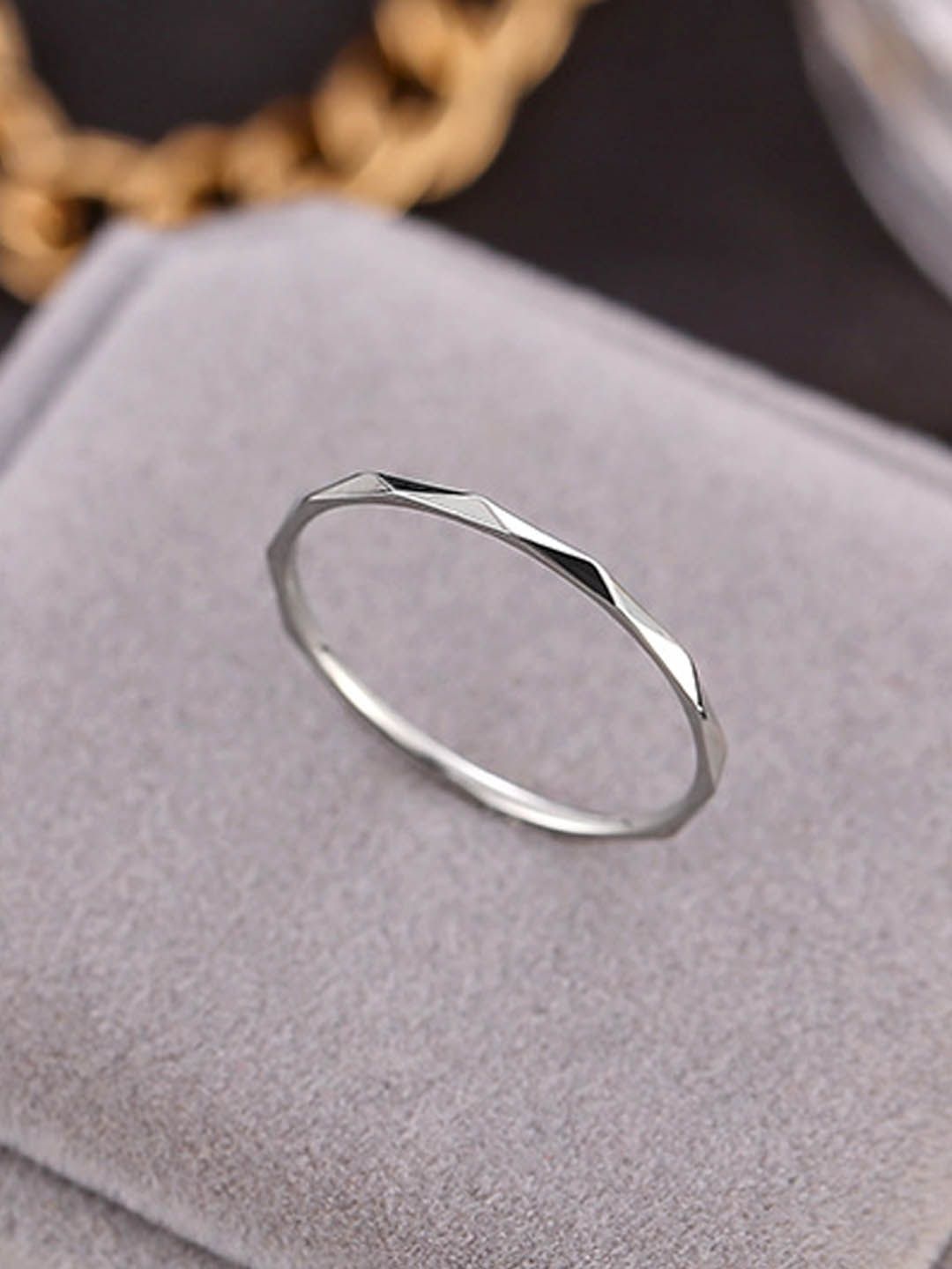 

StyleCast Elegant Silver-Toned Textured Adjustable Finger Ring