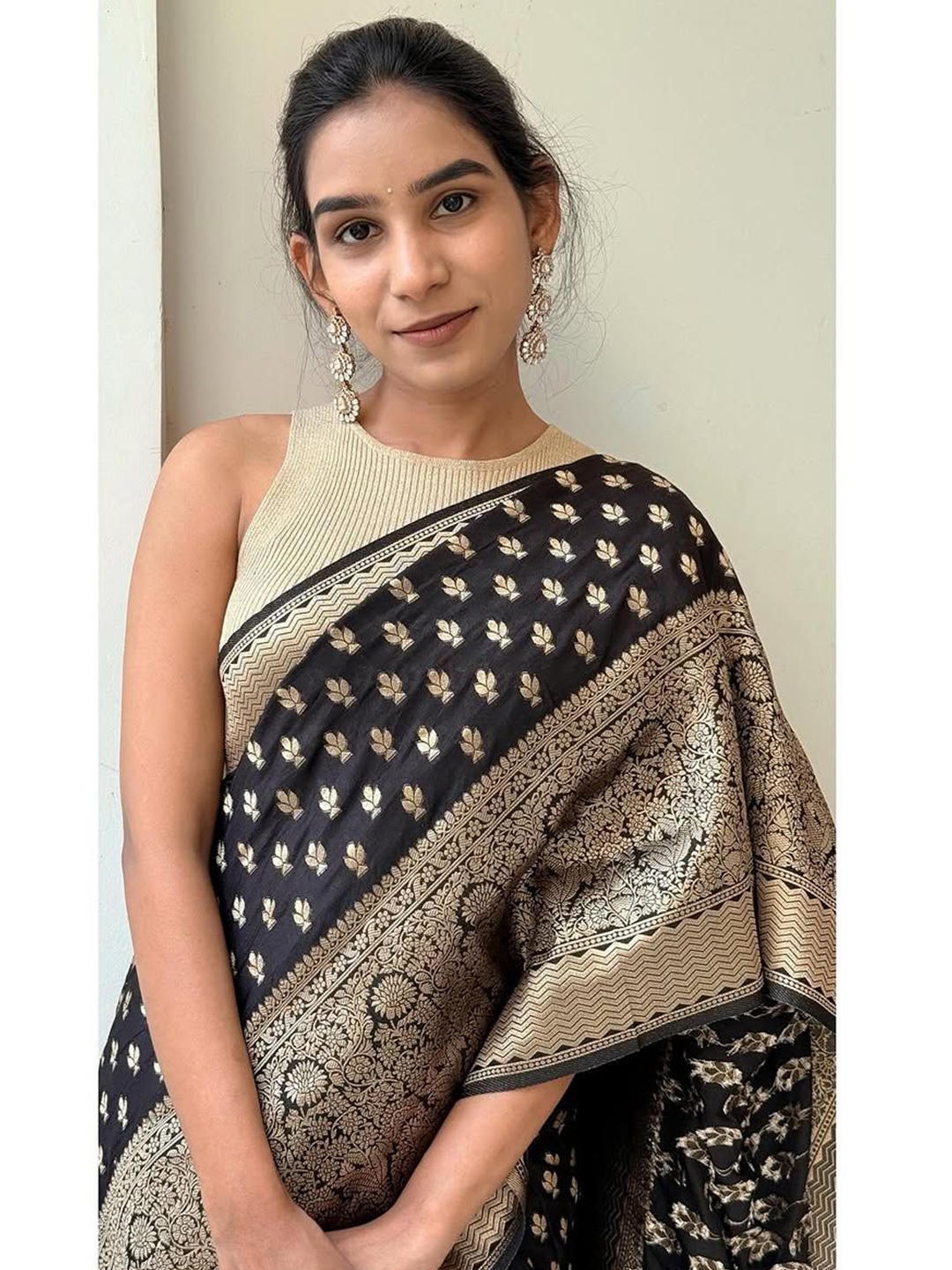 

ZIKARAA Woven Design Zari Pure Silk Saree, Black