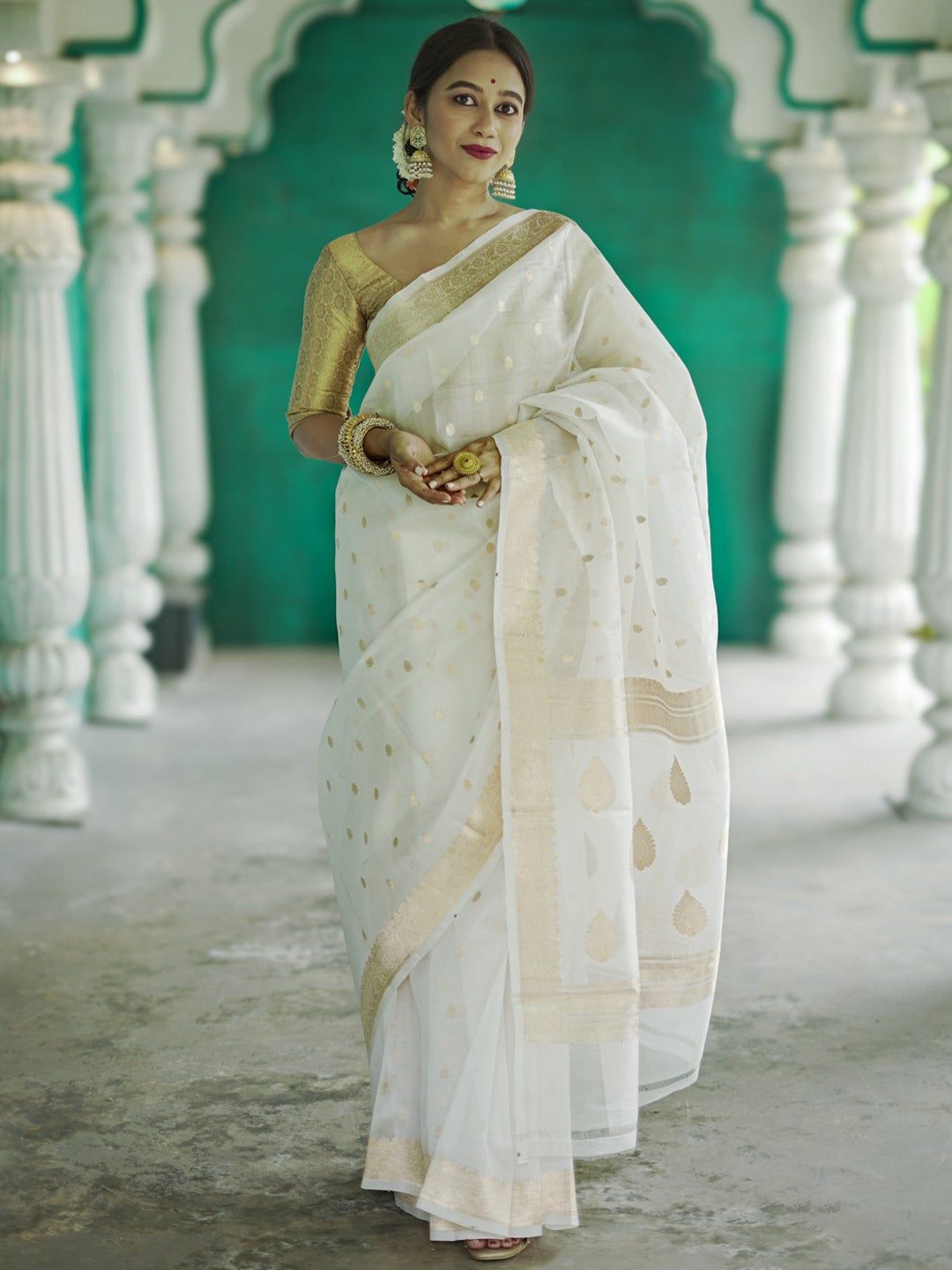 

ZIKARAA Woven Design Zari Pure Silk Saree, White