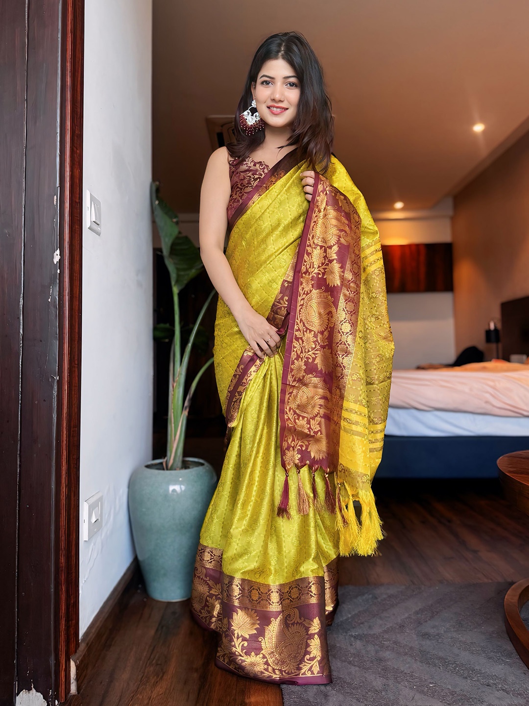 

WINKLECART Woven Design Zari Saree, Yellow