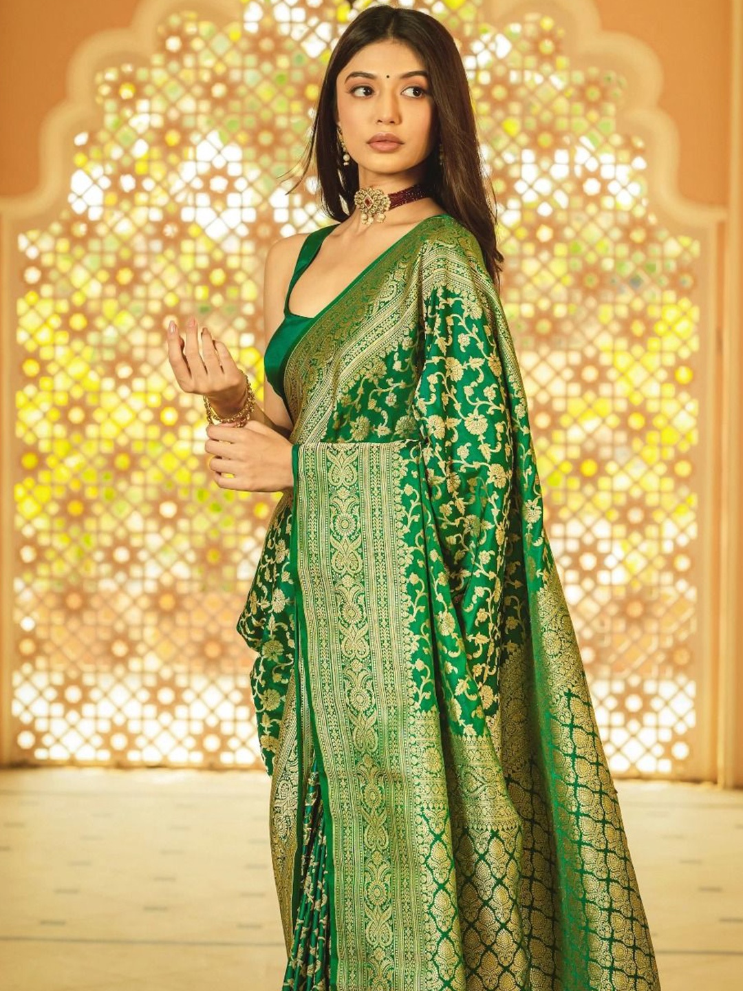 

ZIKARAA Woven Design Zari Pure Silk Saree, Green