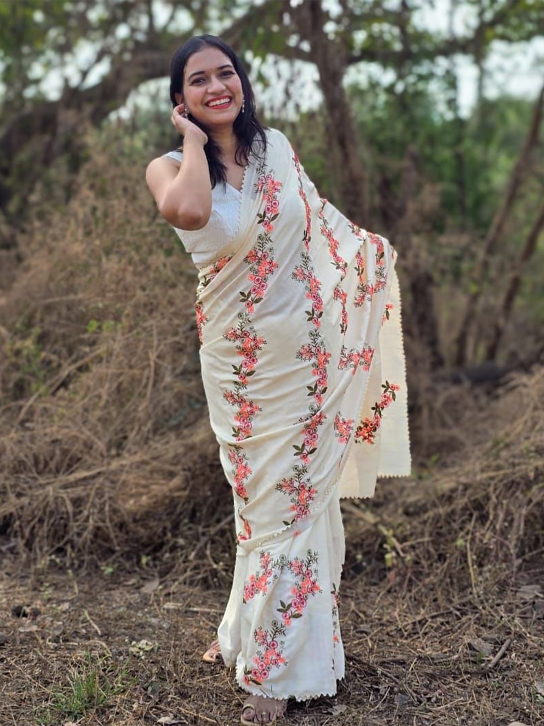 

Apaapi Threads of glory Floral Embroidered Saree, Off white