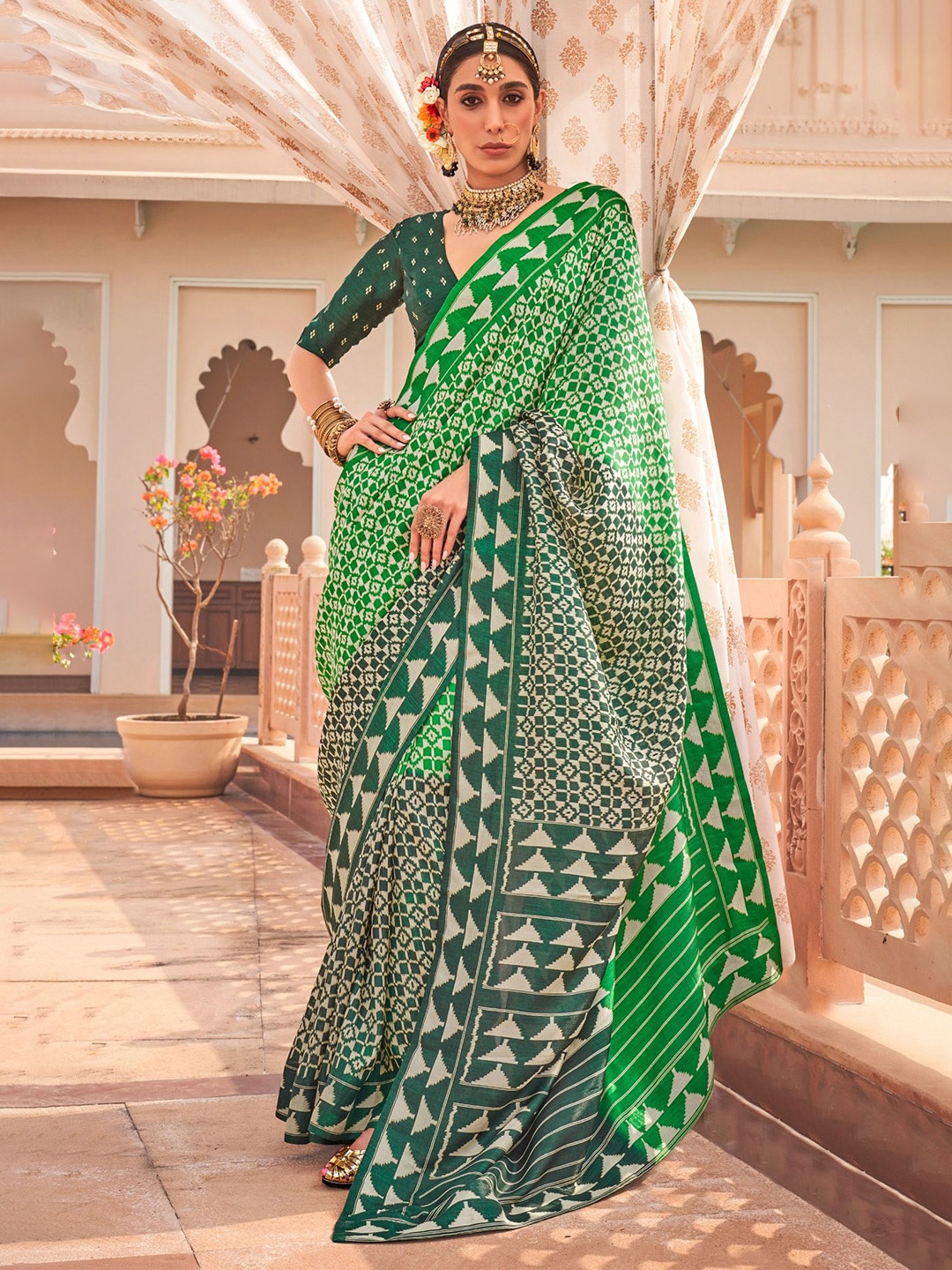 

MySilkLove Printed Patola Saree with Blouse Piece, Green