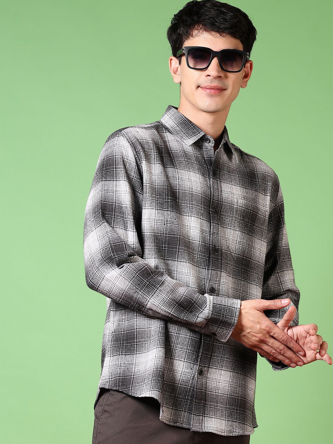 

V-Mart Men Spread Collar Checked Cotton Casual Shirt, Black