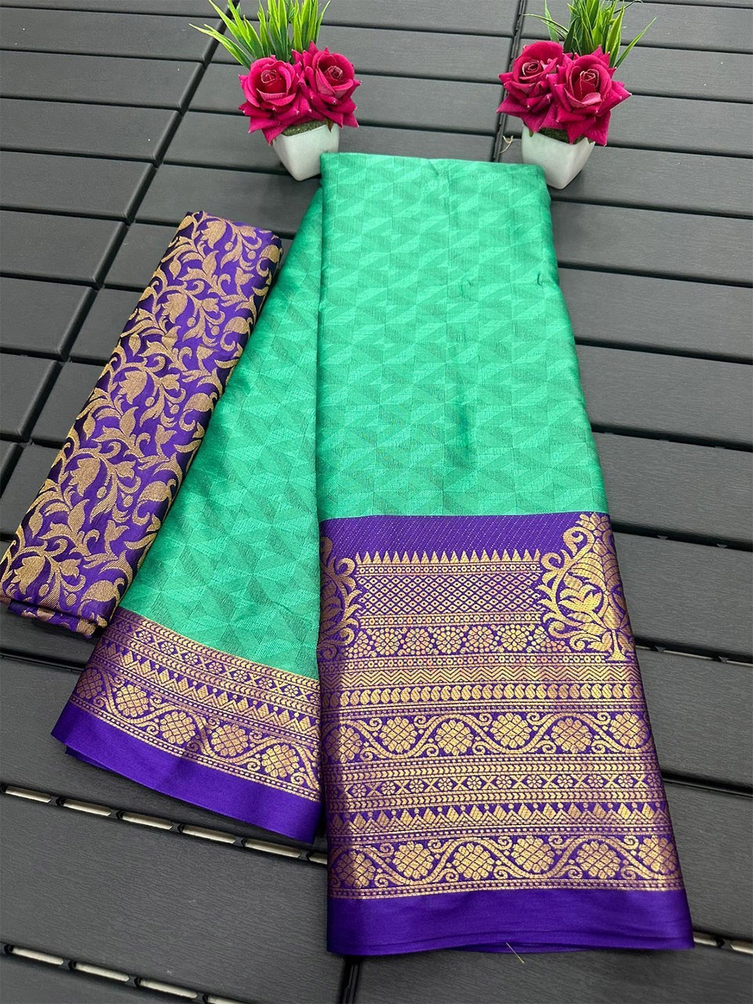 

Aika Woven Design Saree With Blosue, Green