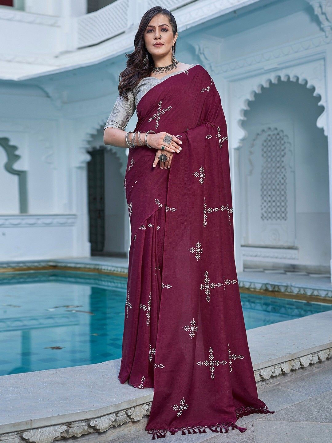 

Aika Floral Printed Net Saree, Burgundy