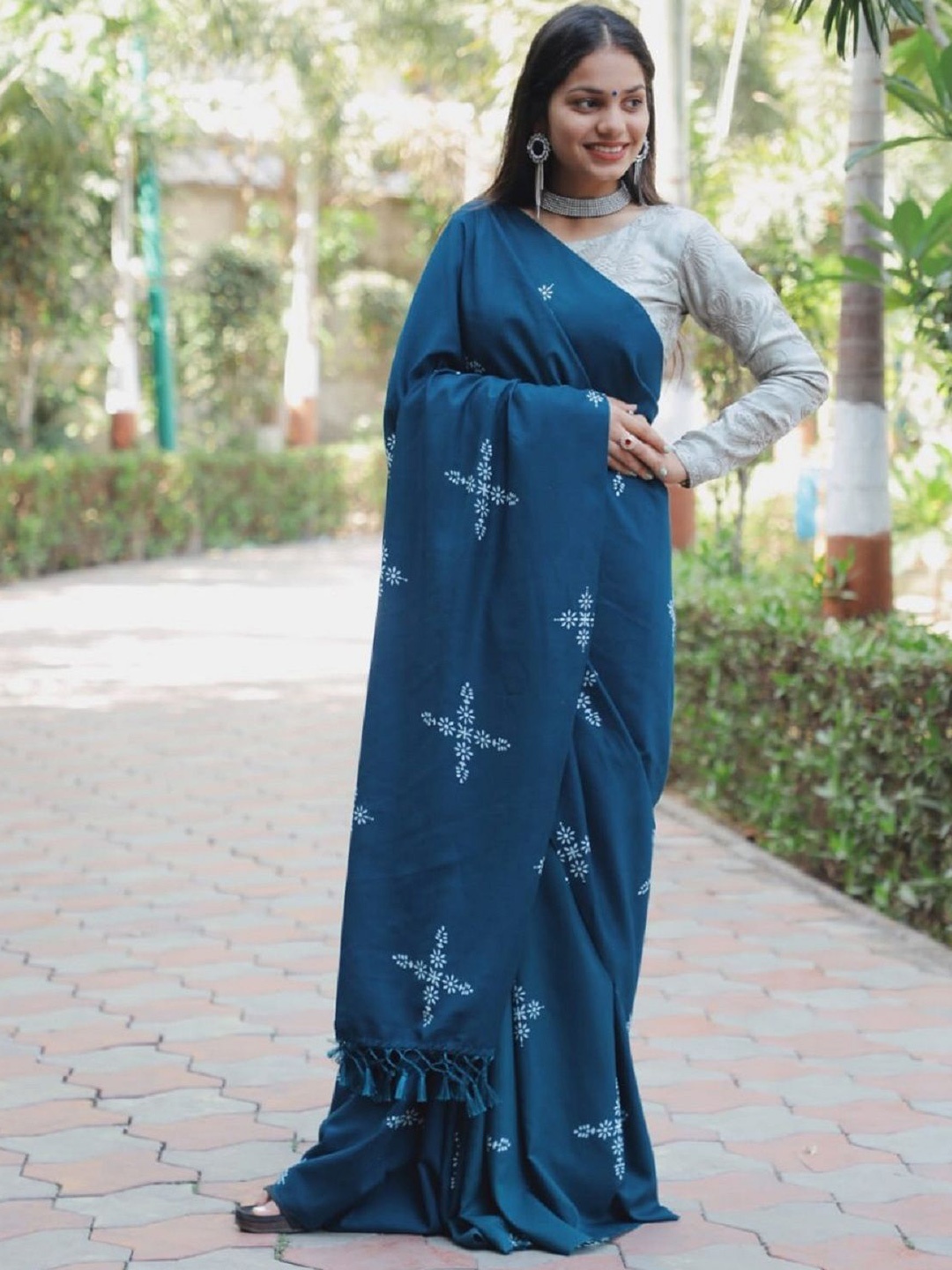 

Aika Floral Printed Pure Chiffon Saree, Blue