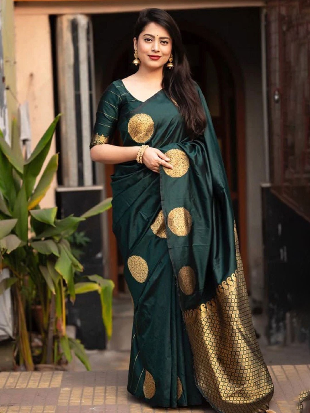 

Aika Woven Design Zari Pure Chiffon Saree, Green