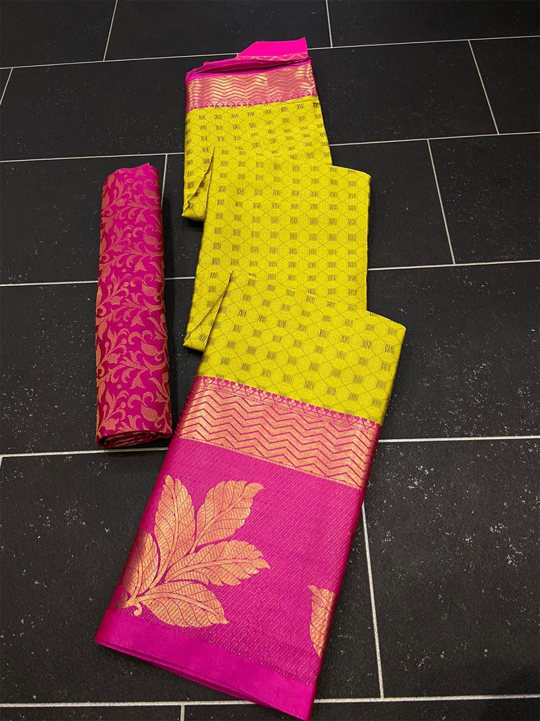 

Aika Ethnic Motifs Woven Design Zari Pure Silk Banarasi Saree, Pink