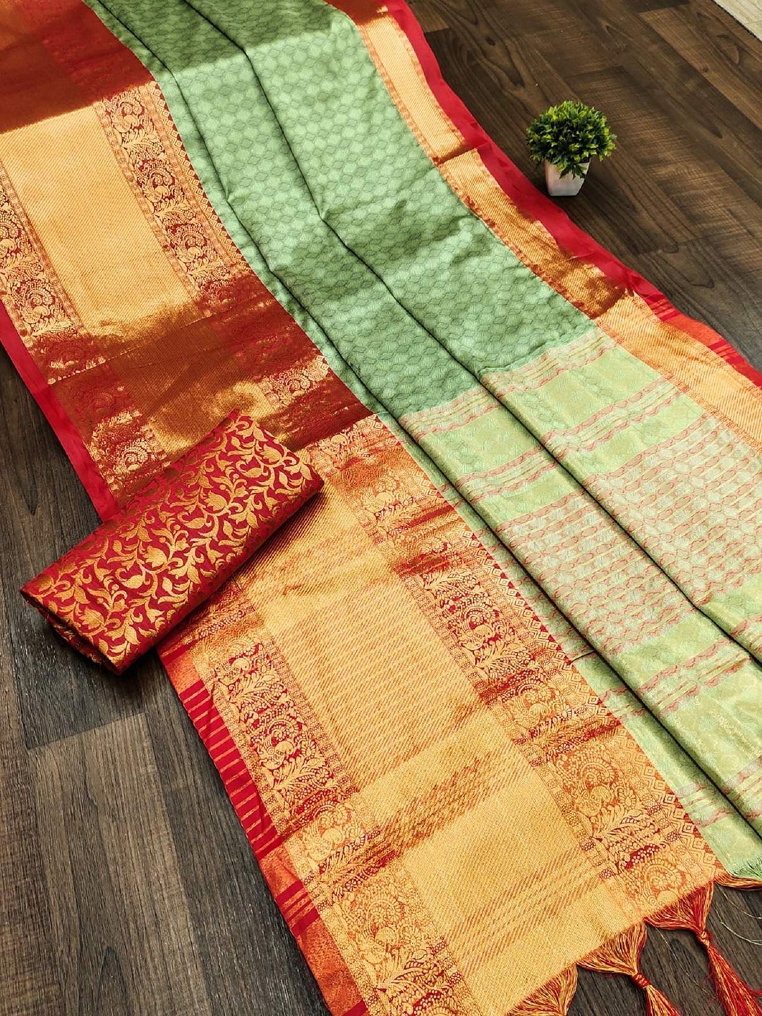 

Aika Woven Design Zari Pure Silk Banarasi Saree, Green