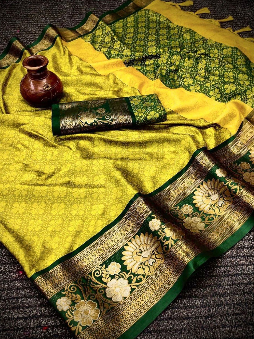 

Aika Ethnic Motifs Woven Design Zari Pure Silk Banarasi Saree, Green