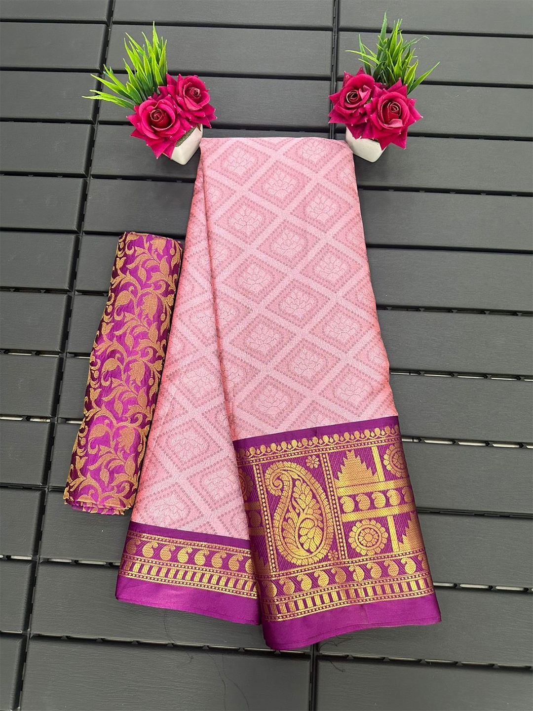 

Aika Woven Design Saree With Blouse, Magenta