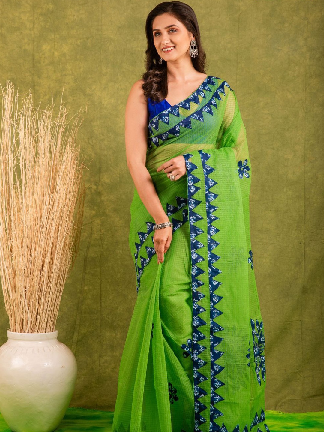 

NIGHTSHADES Woven Design Saree, Green