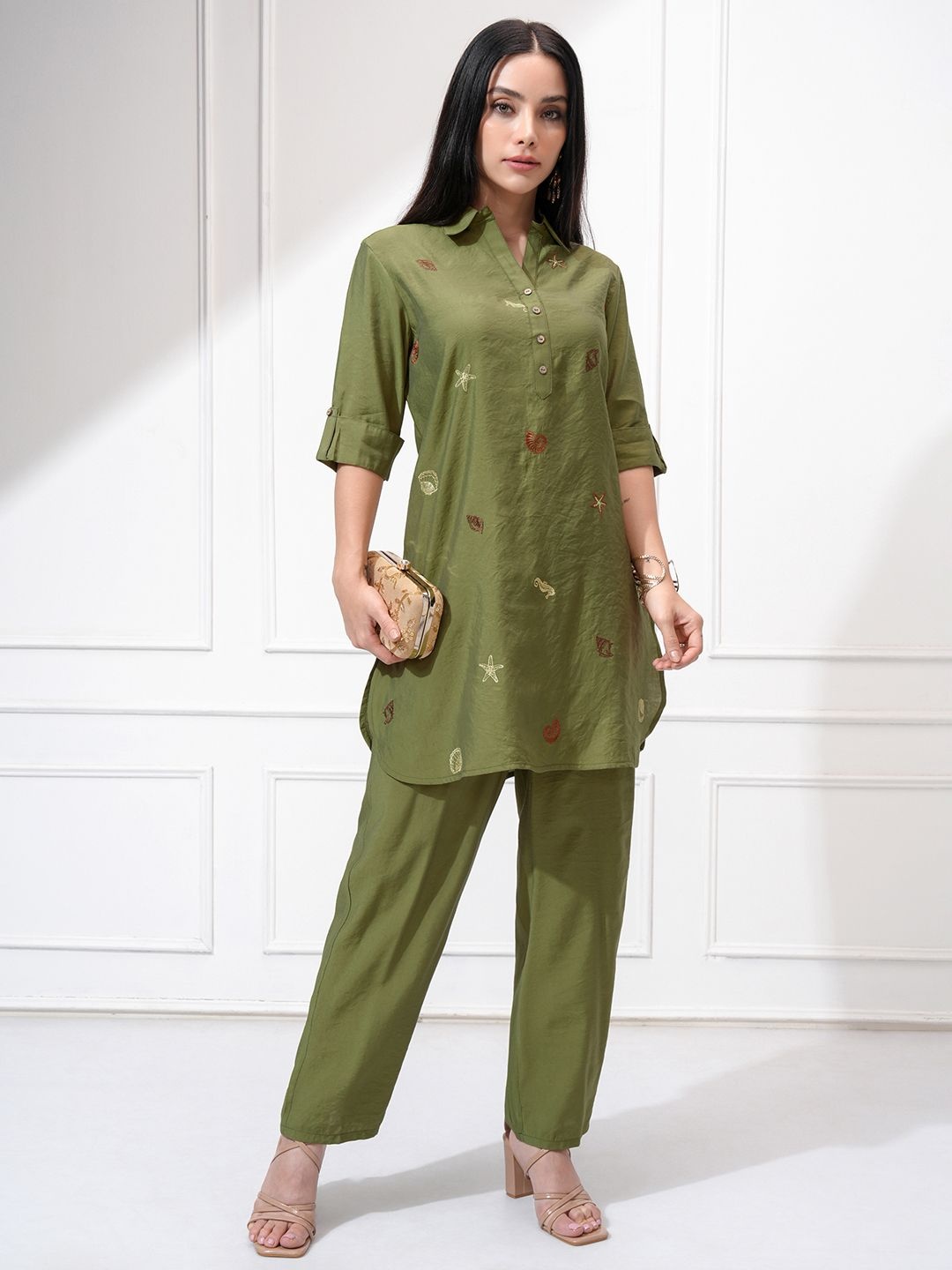 

Vishudh Women Embroide Tunic With Trouser Co-Ord Set, Green