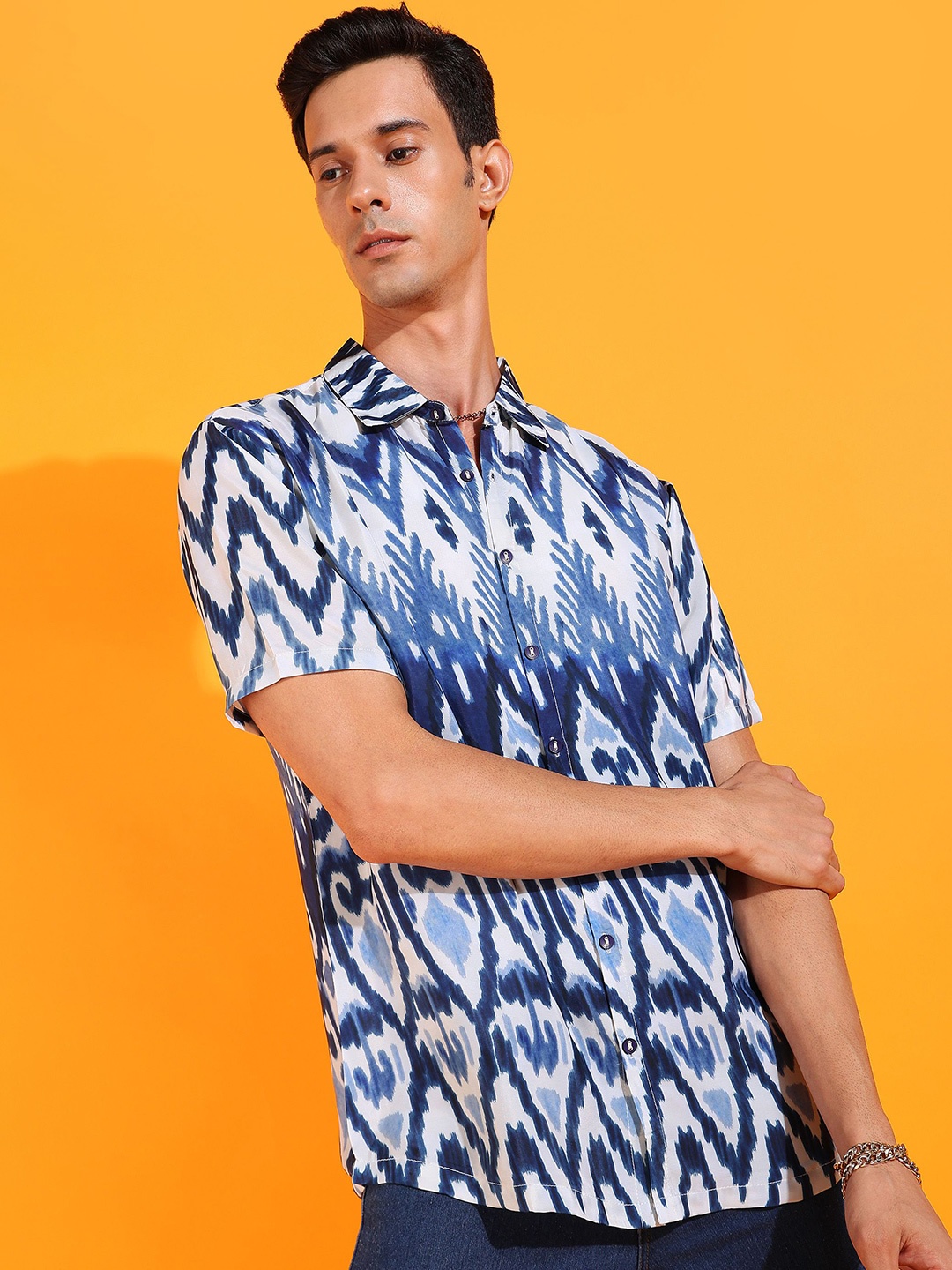 

YASH GALLERY Men Cutaway Collar Geometric Printed Casual Shirt, White