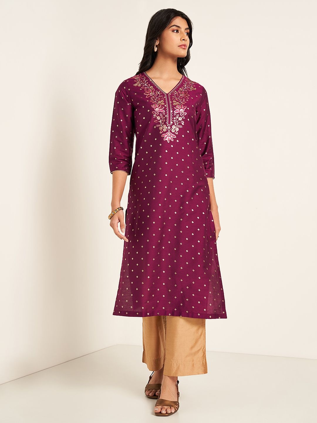 

RANGMANCH BY PANTALOONS Floral Embroidered V-Neck Thread Work Straight Kurtas, Maroon