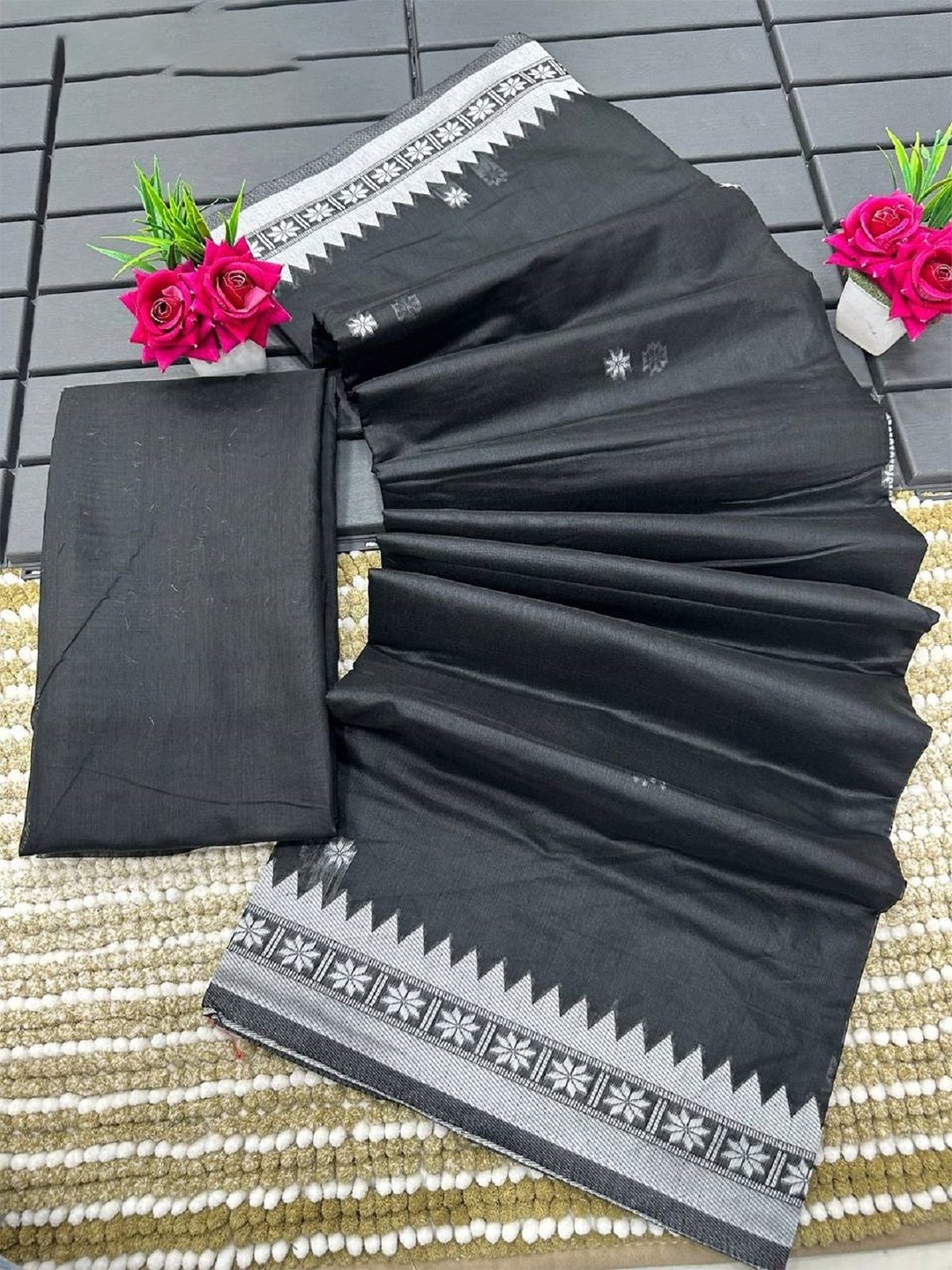 

Aika Woven Design Pure Silk Banarasi Saree, Black