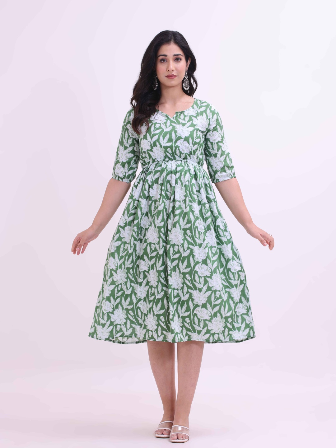 

Smartyhub Floral Printed Notch Neck A-Line Pleated Kurta, Green