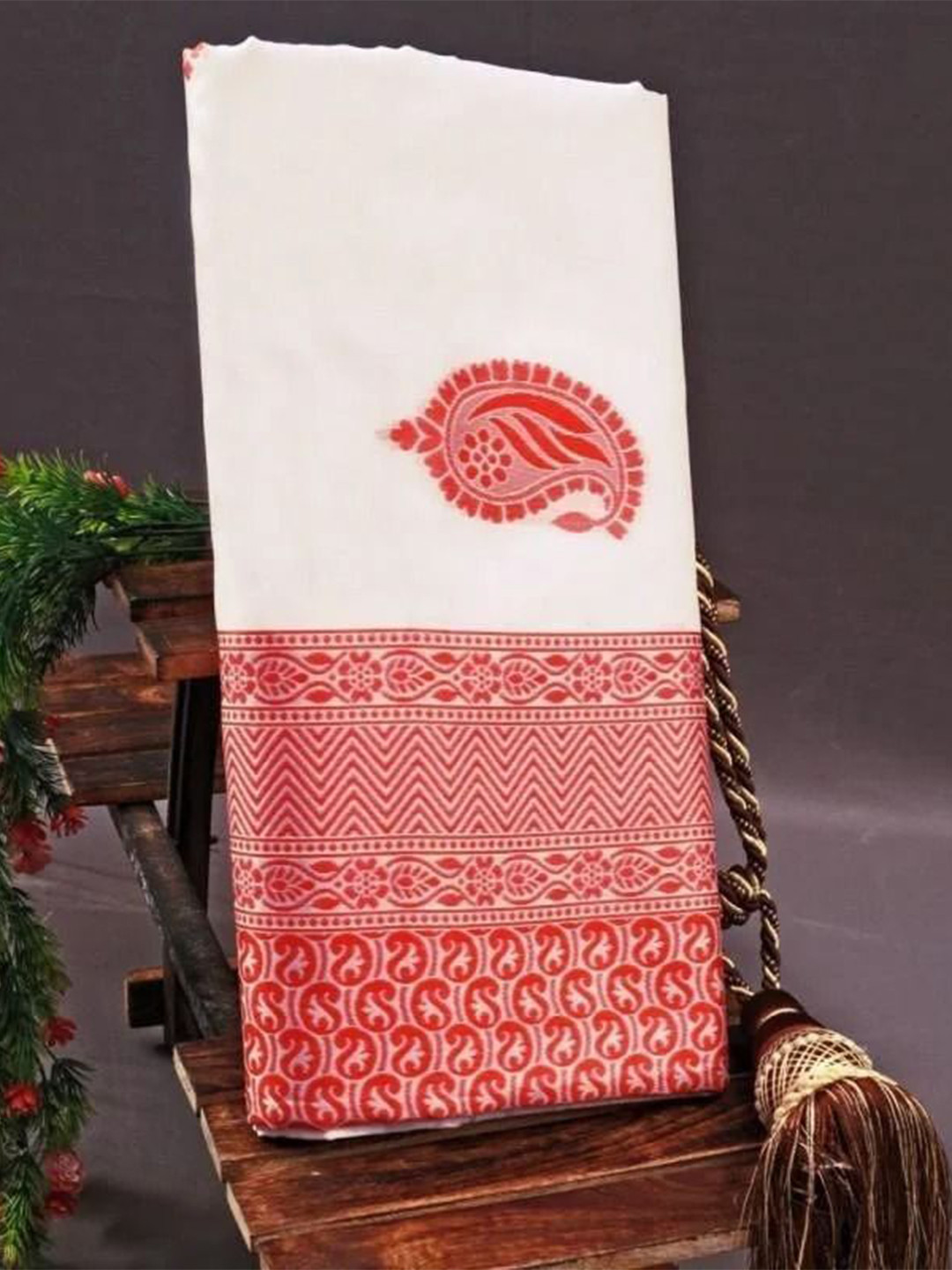 

Aika Woven Design Zari Pure Georgette Saree, White