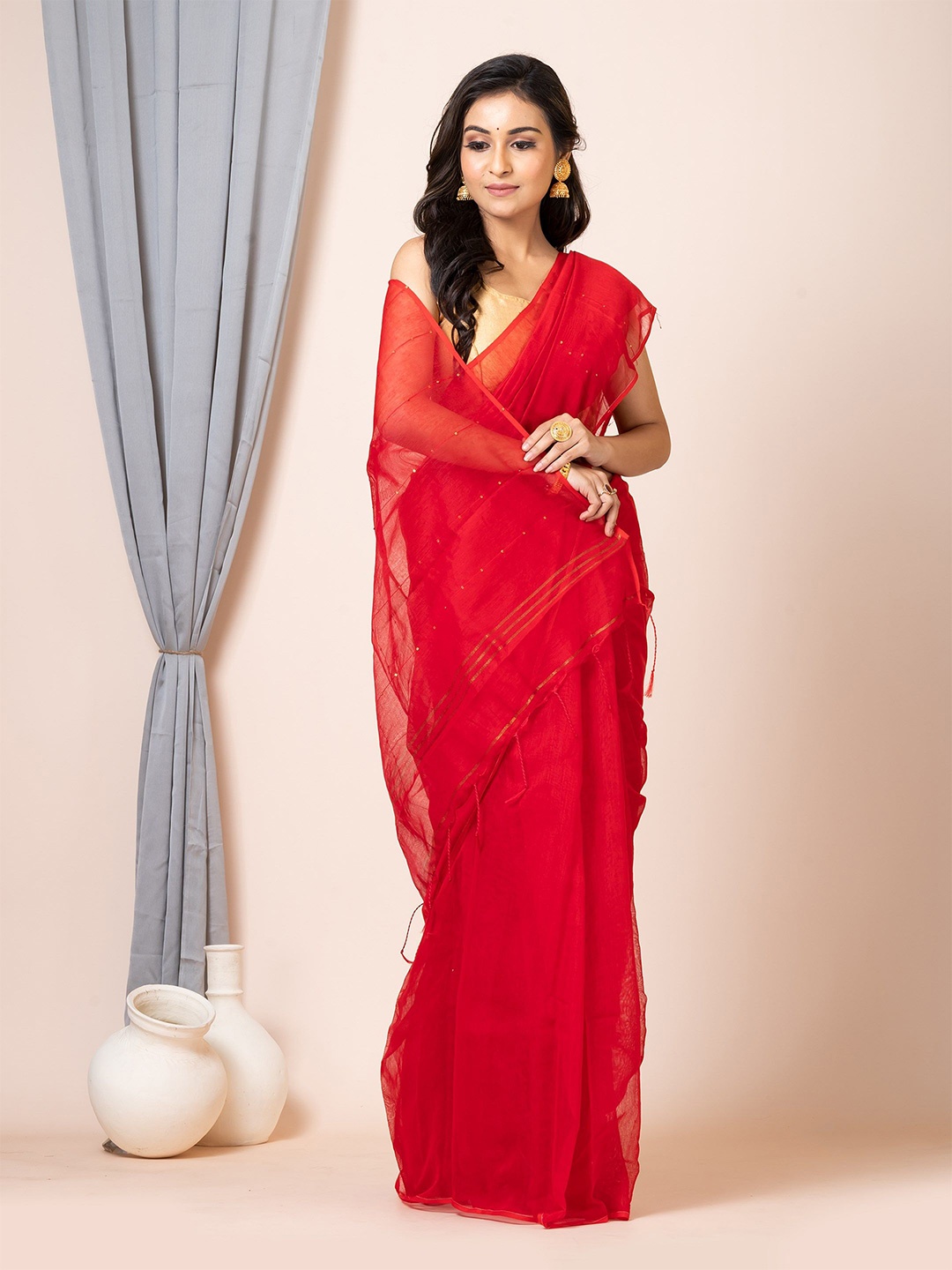 

Laa Calcutta Solid Sequinned Saree, Red