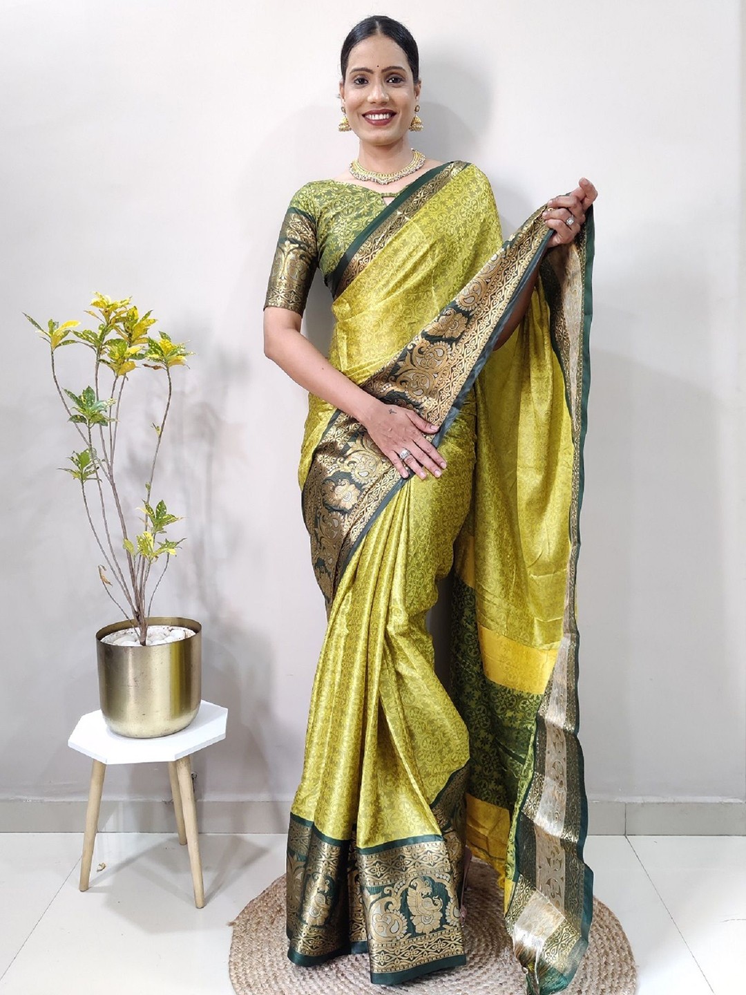 

Aika Woven Design Pure Silk Banarasi Saree, Green