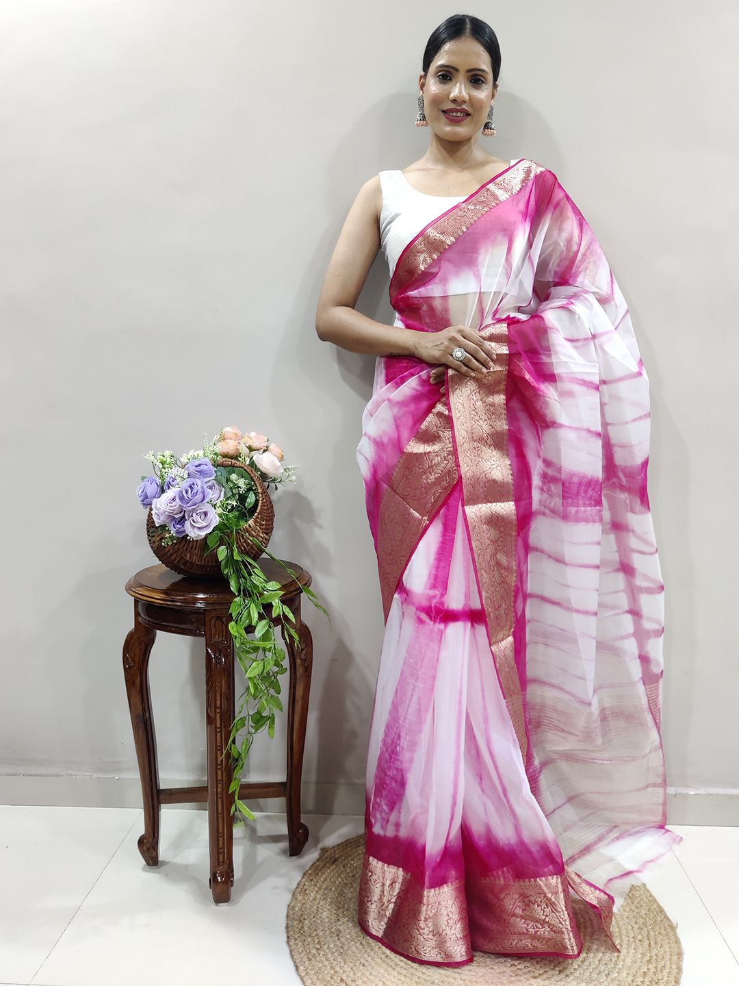 

Panzora Embellished Organza Saree, Pink