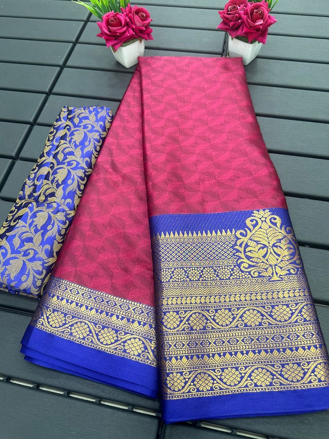 

Aika Woven Design Zari Saree, Pink