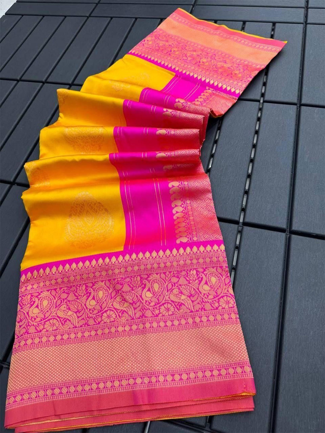 

Aika Ethnic Motifs Zari Pure Chiffon Saree, Yellow