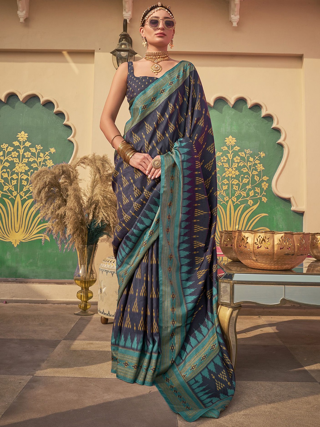 

elora Printed Saree, Navy blue