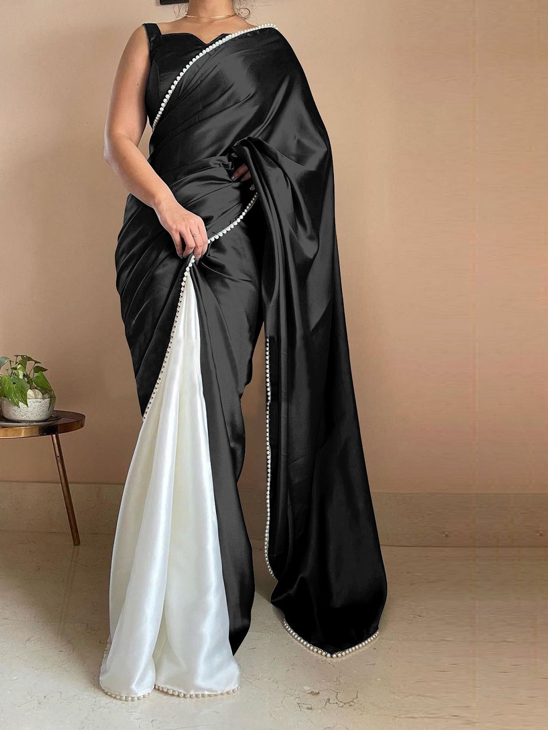 

Aika Colourblocked Embroidered Pure Chiffon Saree, Black