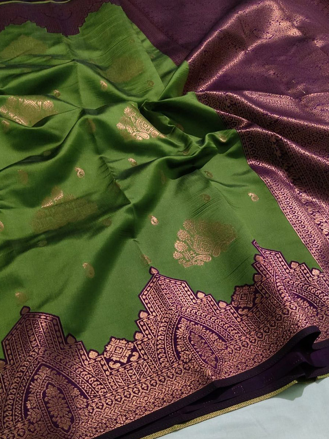 

Aika Woven Design Zari Pure Silk Banarasi Saree, Green