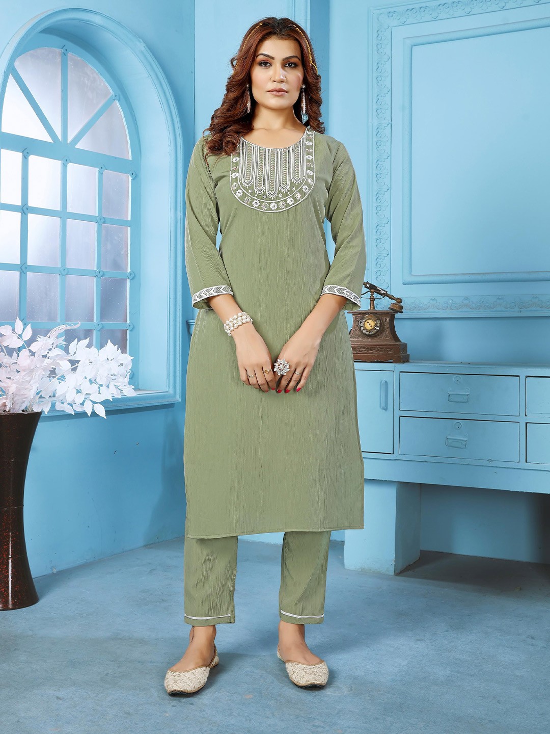 

Artihc Floral Yoke Design Three-Quarter Sleeves Sequinned Straight Kurta With Trouser, Green