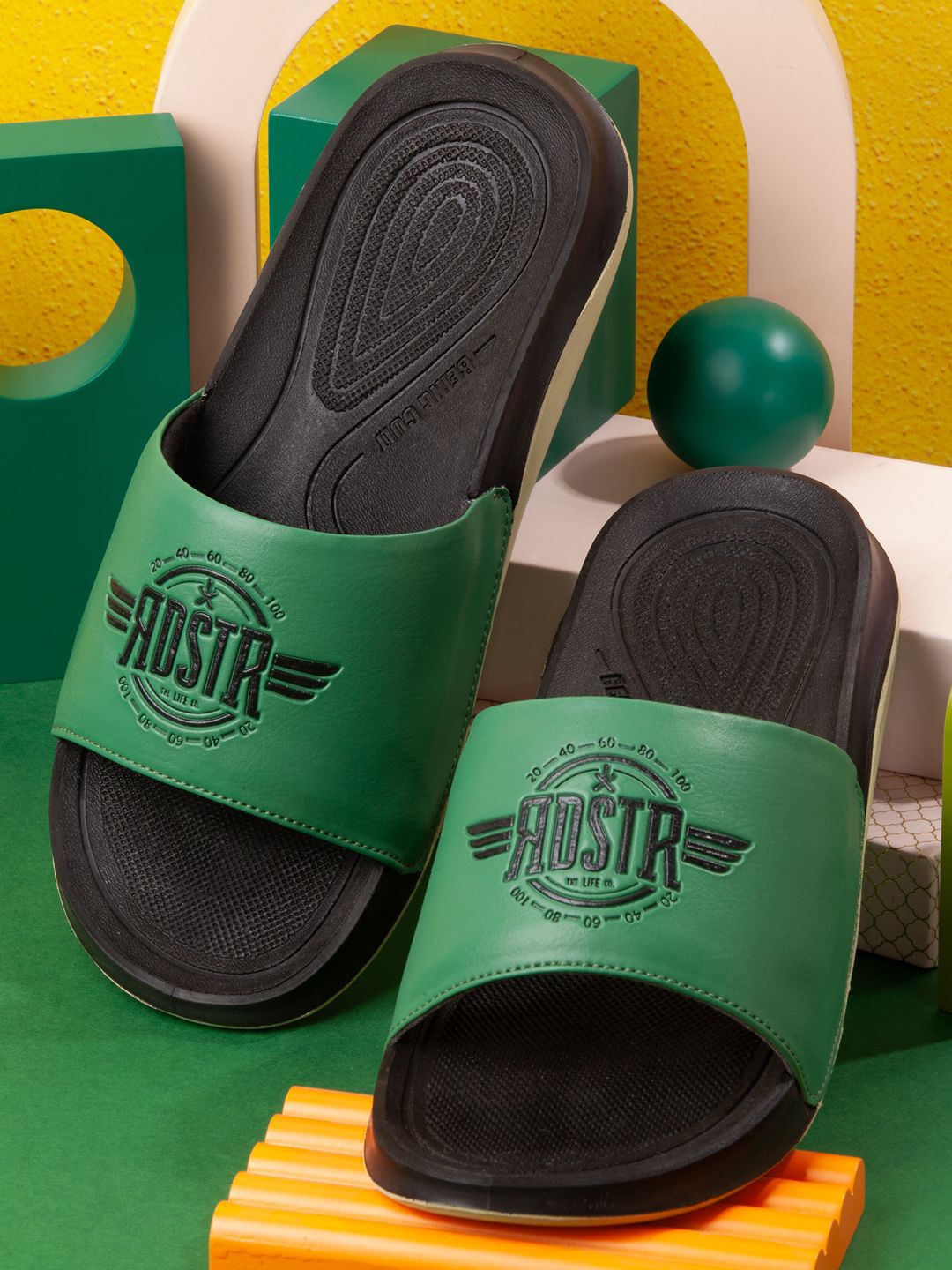 

The Roadster Lifestyle Co Men Graphic Printed Sliders, Green