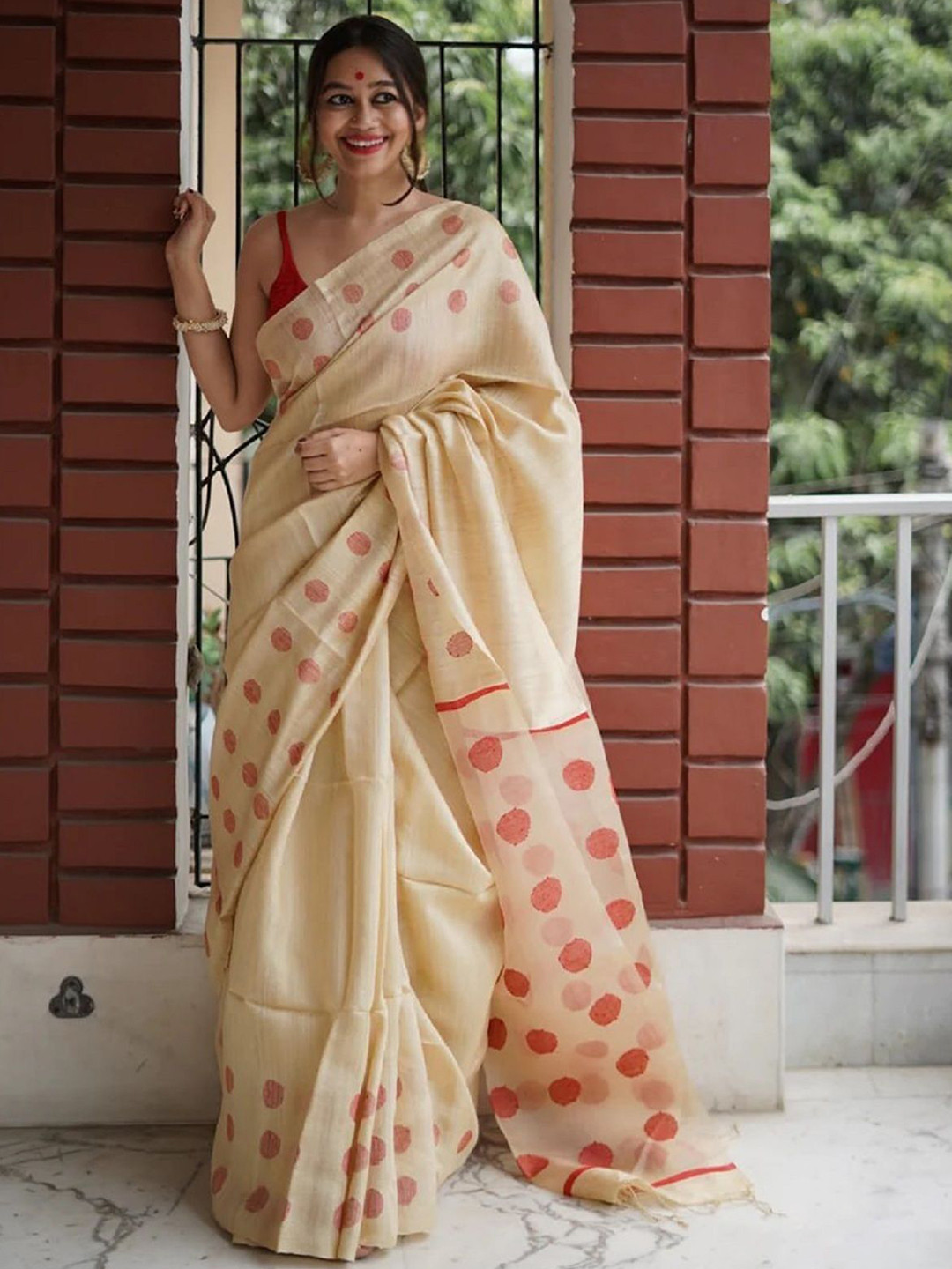 

Aika Pure Silk Banarasi Saree, Yellow