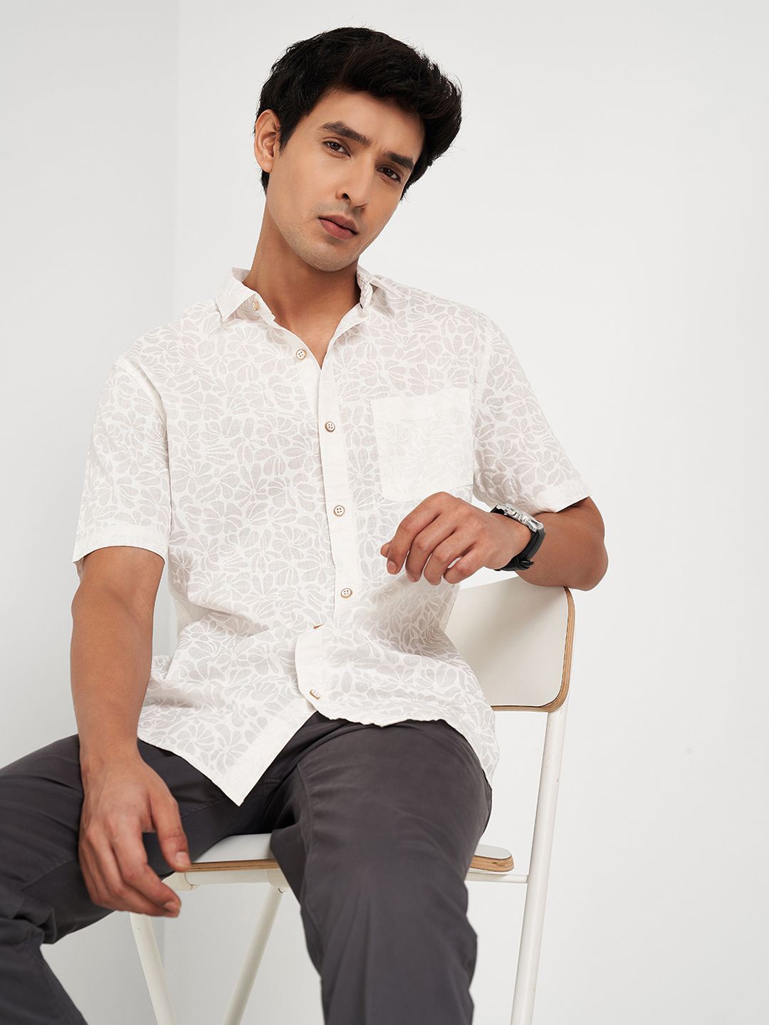 

Peregrine by Pantaloons Men Spread Collar Floral Printed Cotton Casual Shirt, White