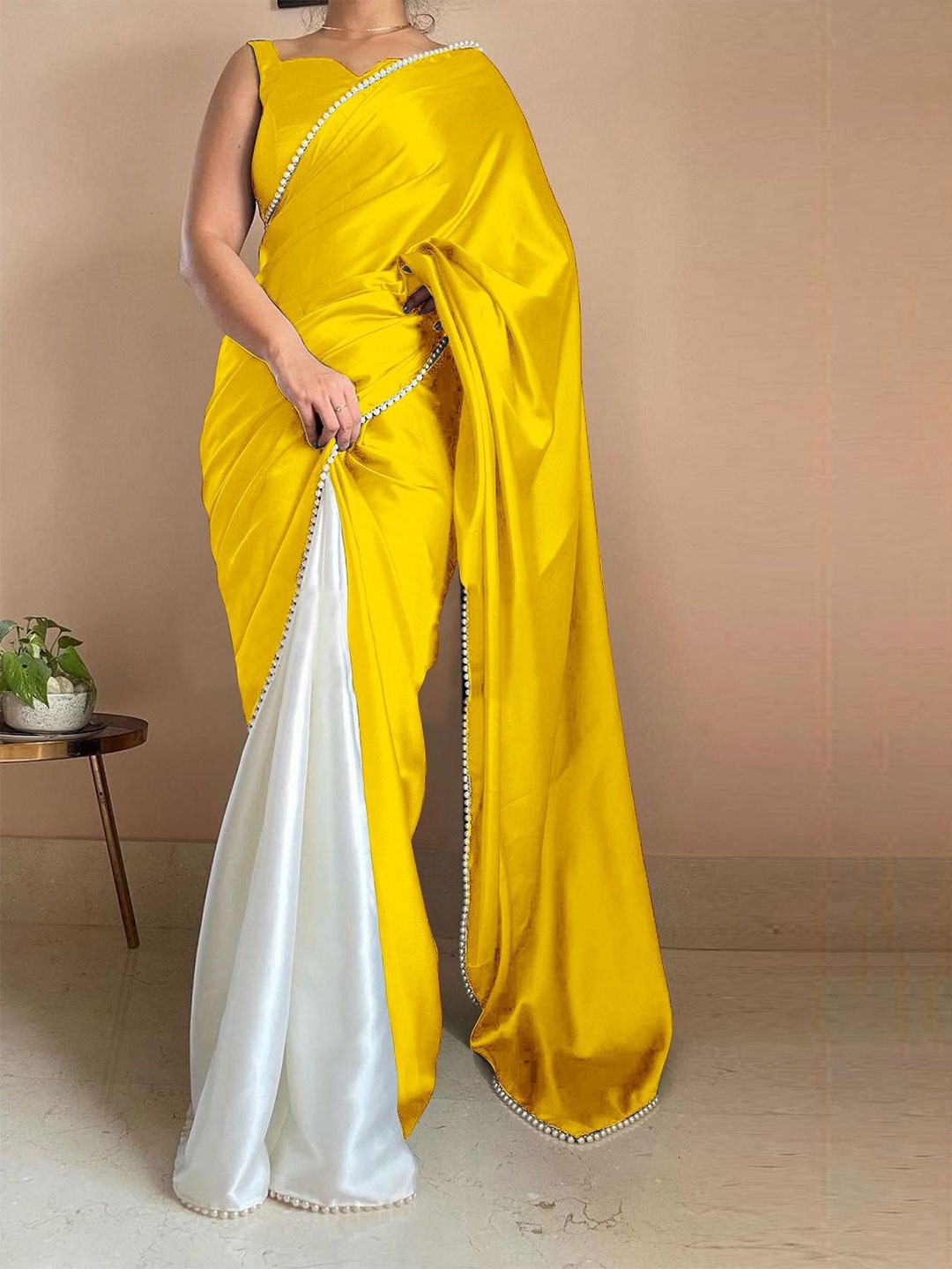 

Aika Colourblocked Pure Silk Kanjeevaram Saree, Yellow