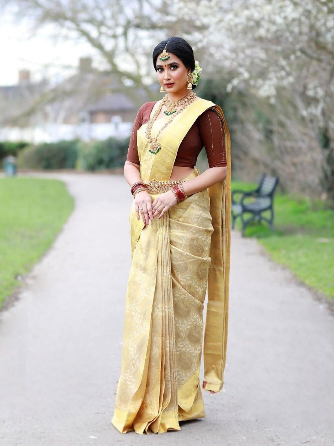 

Aika Ethnic Motifs Zari Pure Silk Banarasi Saree, Cream