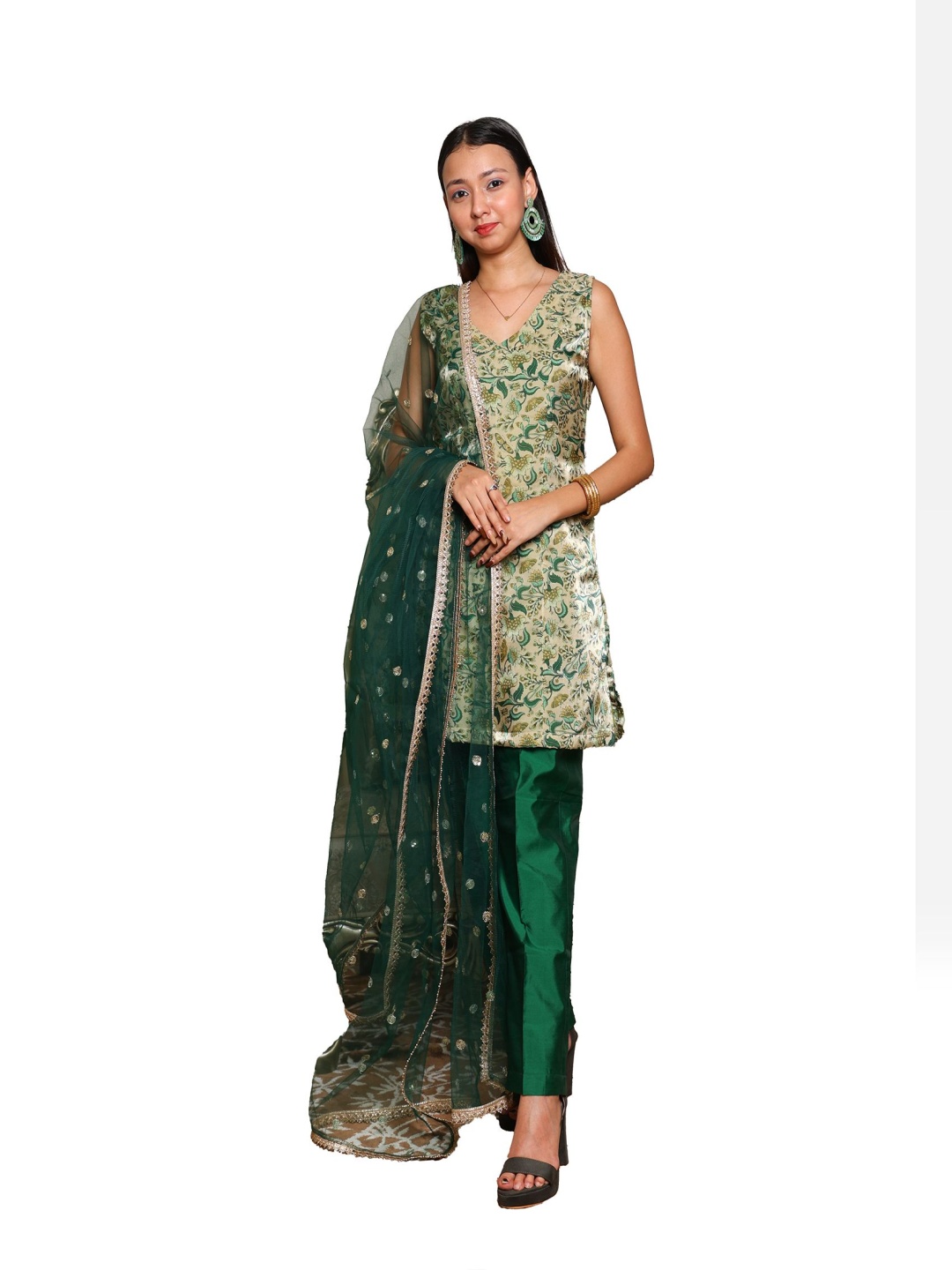 

KELLPAR Women Floral Printed Regular Kurti with Trousers & With Dupatta, Green