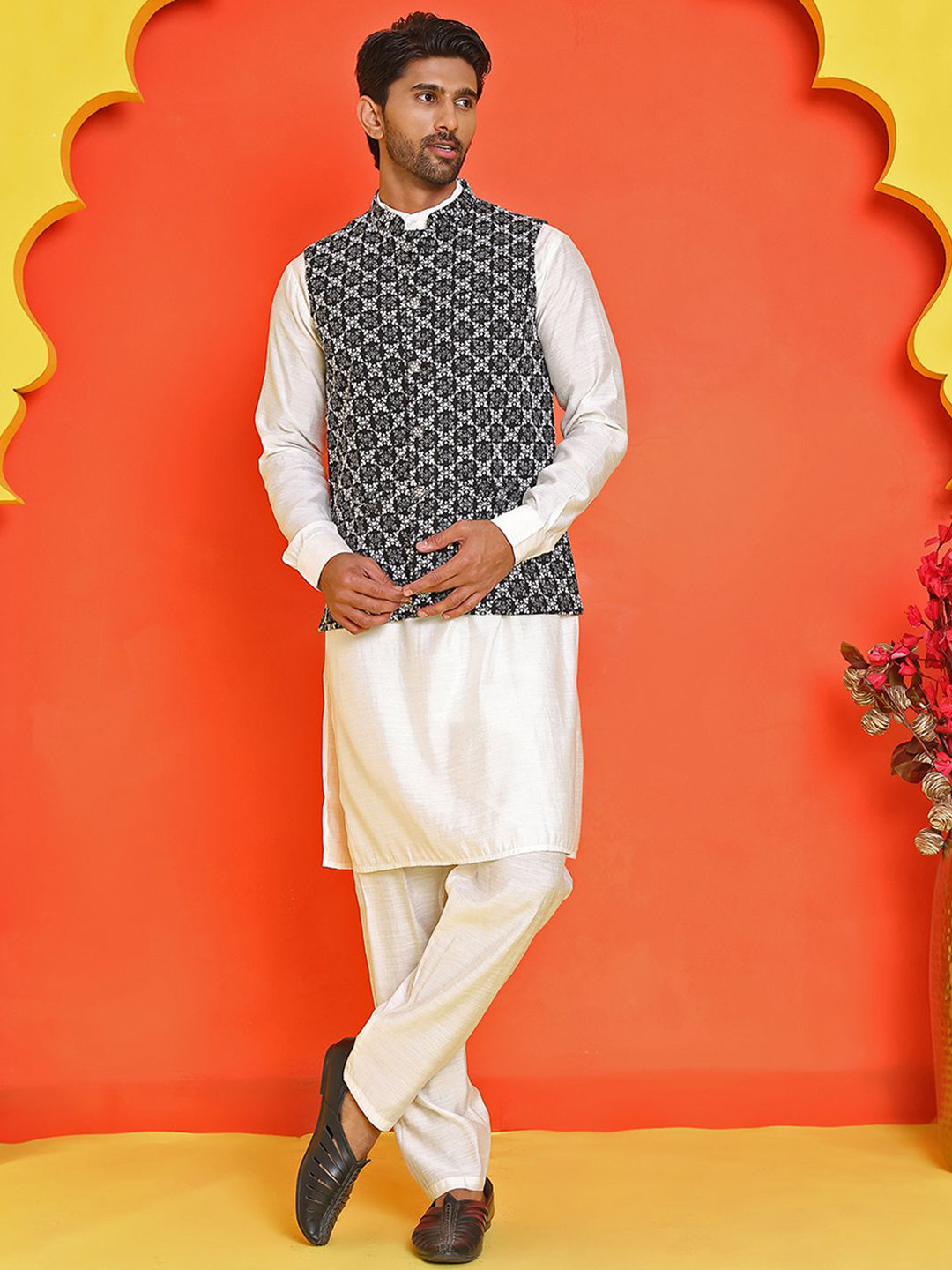 

Jompers Men Floral Embroidered Regular Sequinned Kurta with Churidar, Black