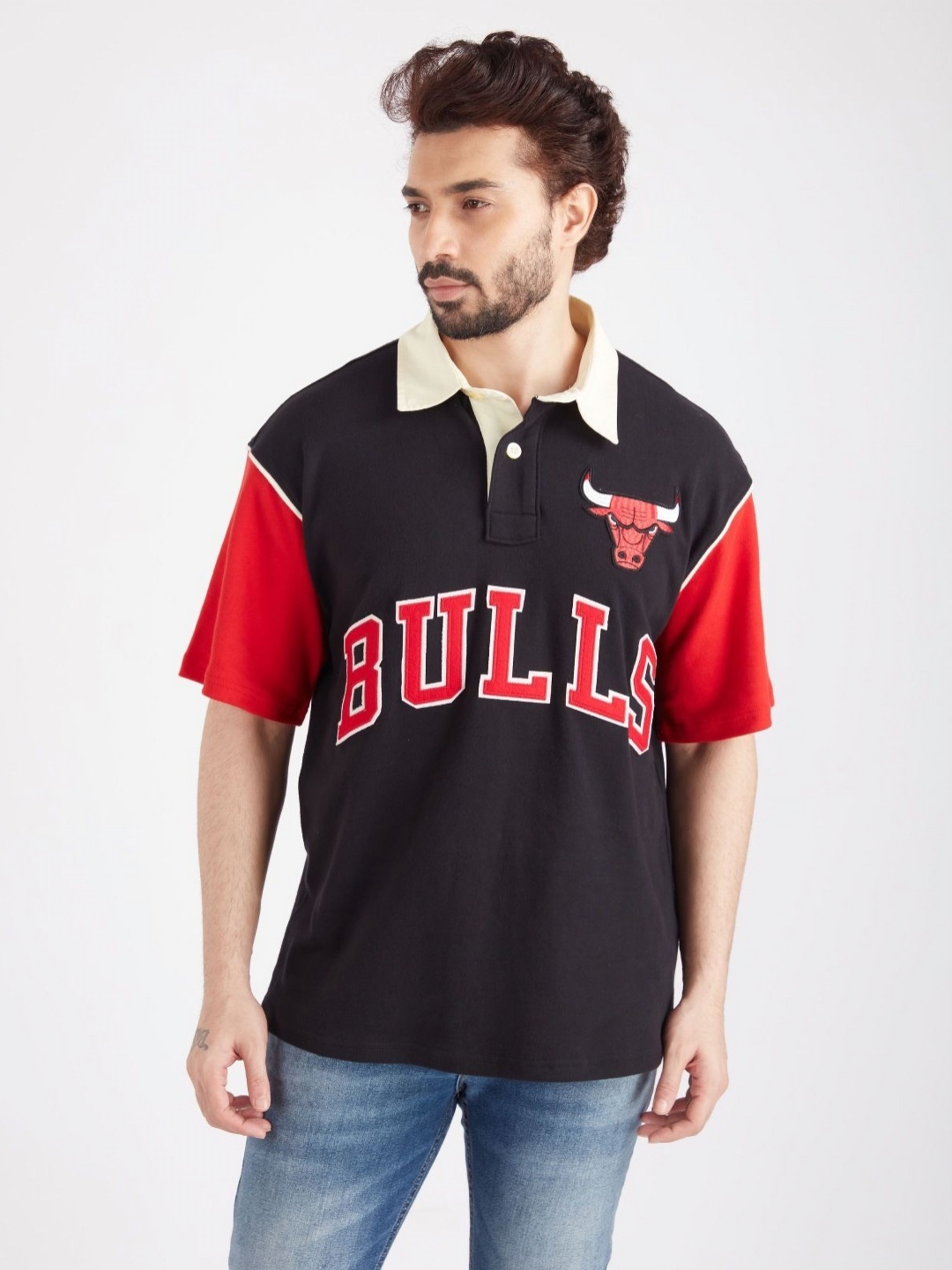 

NBA Men Typography Chicago Bulls Colourblocked Polo Collar Drop-Shoulder Sleeves Pockets T-shirt, Black