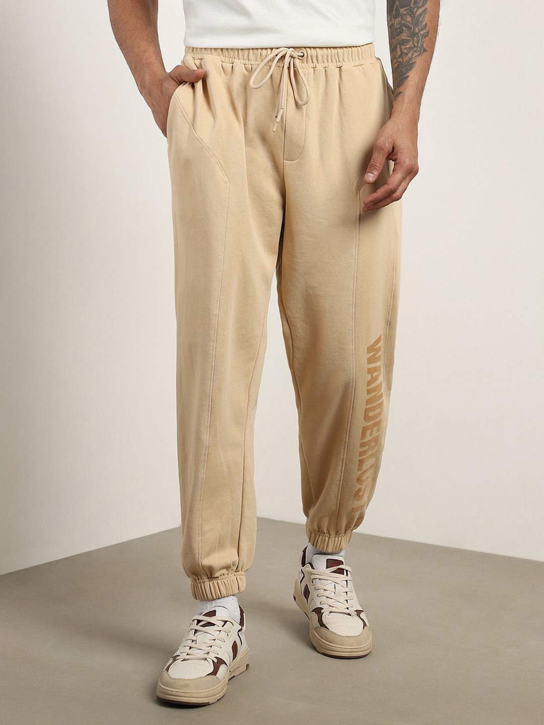

NOBERO Men Oversized Wanderlust Joggers, Beige