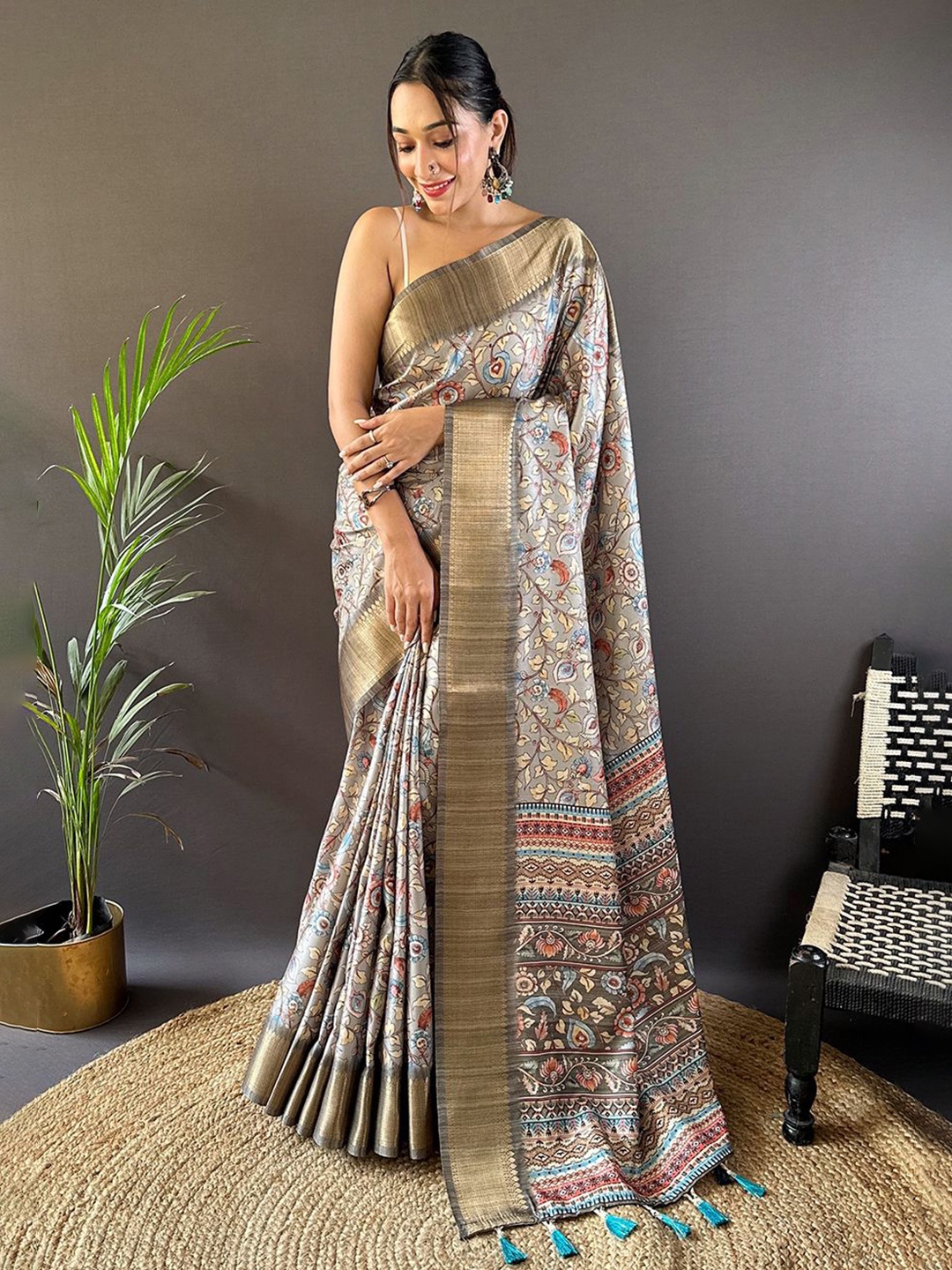 

Rangtulika Ethnics Floral Printed Zari Tussar Saree, Grey