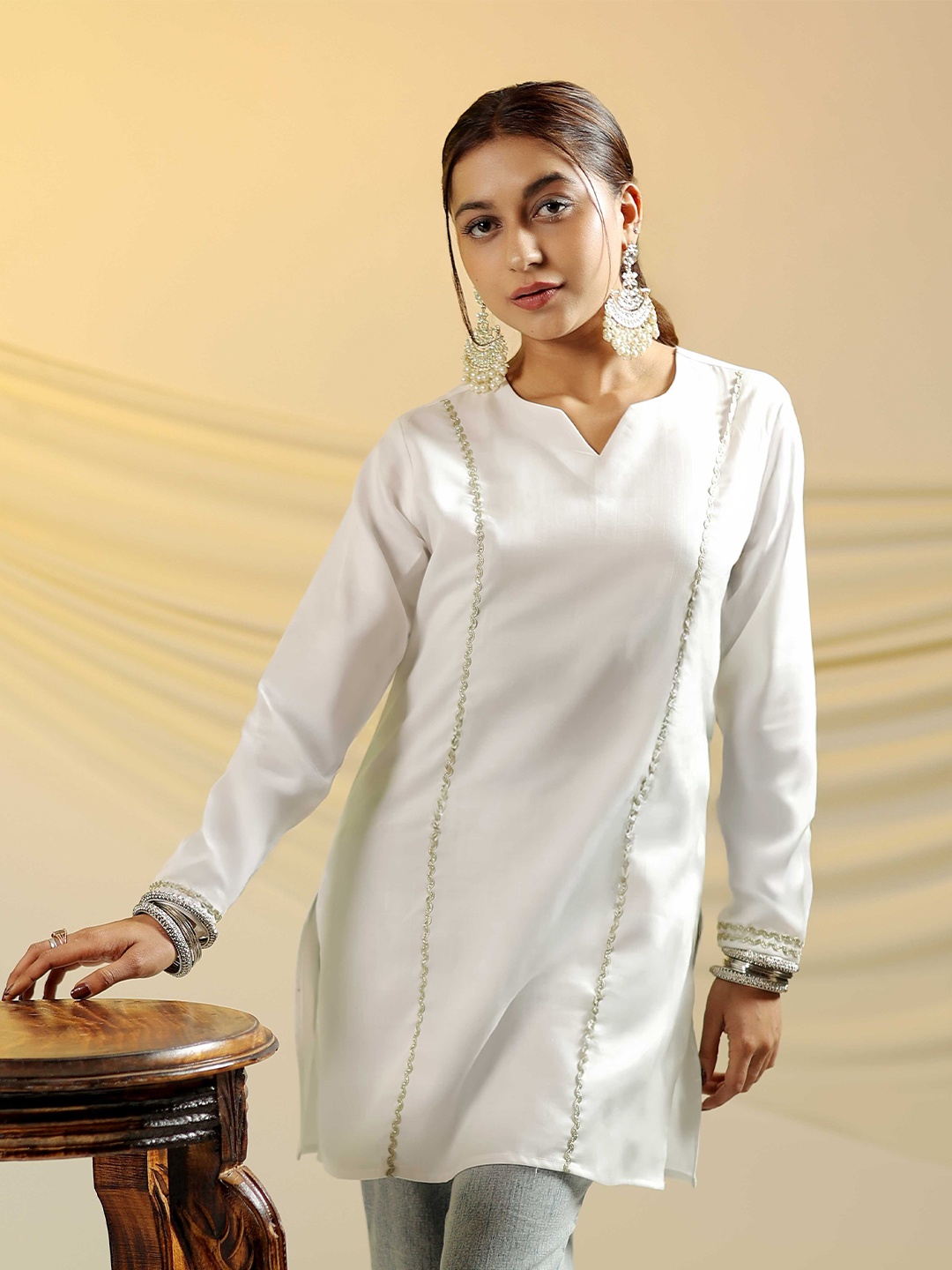 

BEOM Embellished V-Neck Kurti, White