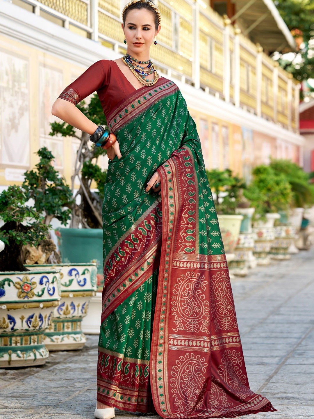 

MySilkLove Ethnic Motifs Zari Silk Blend Banarasi Saree, Green