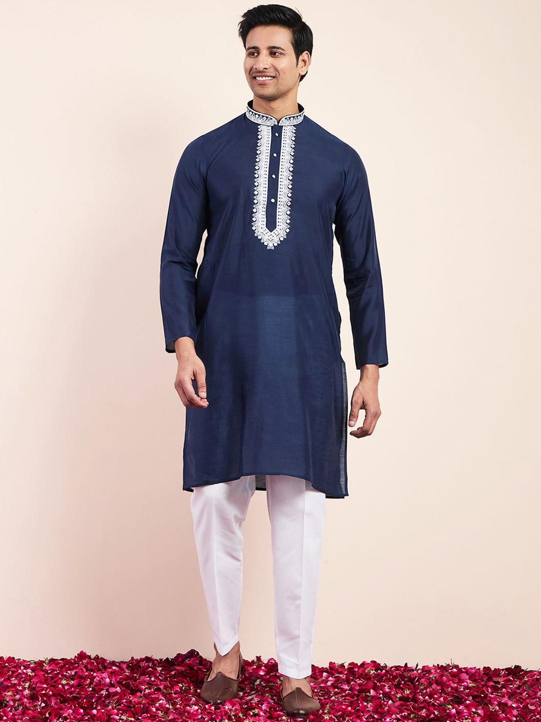 

Satwaa Geometric Yoke Design Mandarin Collar Chikankari Cotton Silk Straight Kurta, Navy blue