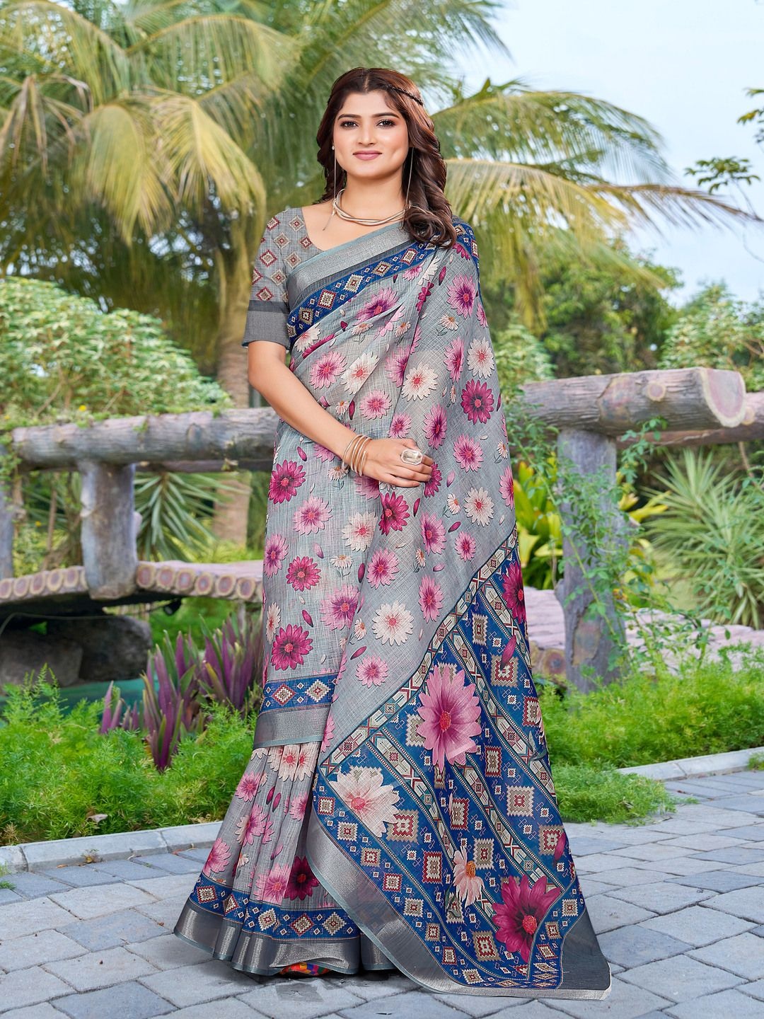 

TRENDING KART Floral Printed Zari Chanderi Saree, Grey